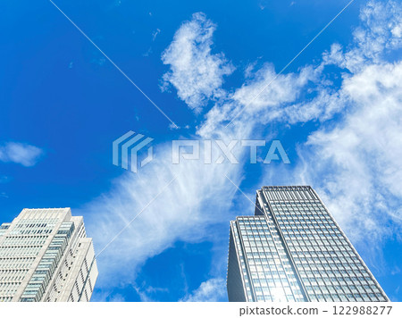 仰望丸之內的兩棟高樓與藍天 122988277