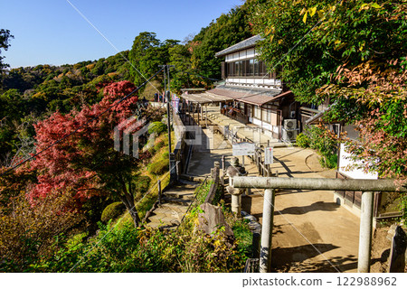 山寺被秋葉包圍 山寺被秋葉包圍 122988962