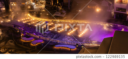 冬季草津溫泉湯畑溫泉的夜景全景 122989135