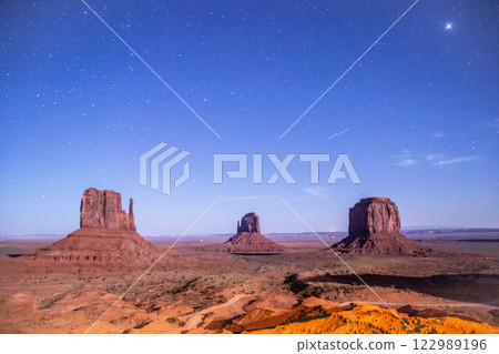 在日落時的紀念碑谷 122989196