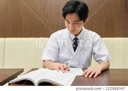 A Japanese chef studying A Japanese chef studying 122989347