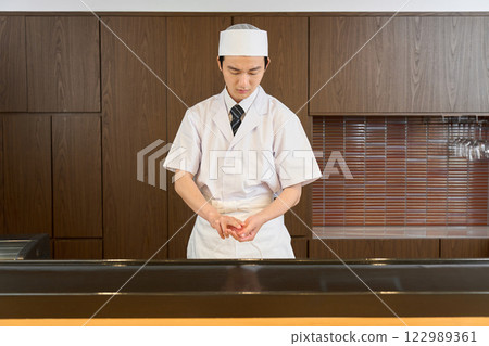 日本主廚製作壽司 122989361