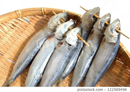 Fresh sardines on a bamboo basket 122989496