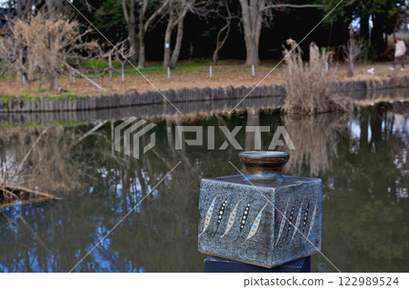 方瓶的四角由木板製成,瓶蓋在陶工輪上轉動。 方瓶的四角由木板製成,瓶蓋在陶工輪上轉動。 122989524