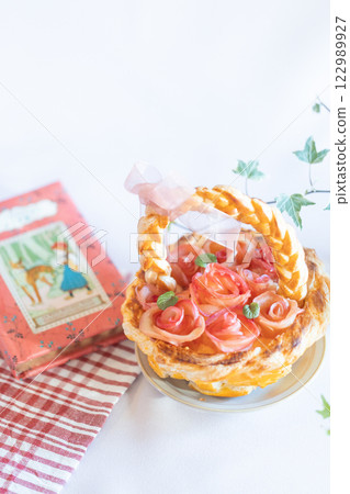 Rose Basket Pie 122989927