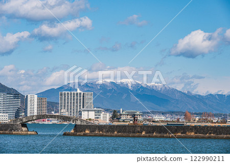 Winter scenery of Lake Biwa, view from Otsu Port 122990211