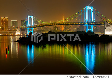 彩虹橋藍色燈光亮起 122990851