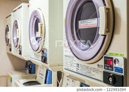 飯店內的投幣式洗衣機 飯店內的投幣式洗衣機 122991094
