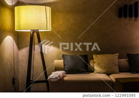配有落地燈和沙發的氣氛房間 配有落地燈和沙發的氣氛房間 122991095