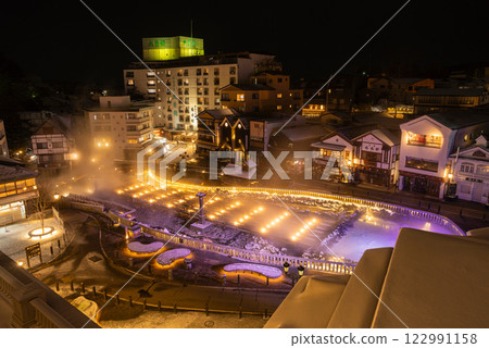 冬季草津溫泉湯畑溫泉的夜景 122991158