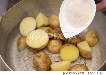The process of making boiled new potatoes The process of making boiled new potatoes 122991168
