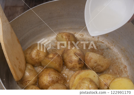 The process of making boiled new potatoes 122991170