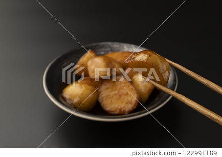 用筷子夾起煮熟的新土豆 用筷子夾起煮熟的新土豆 122991189