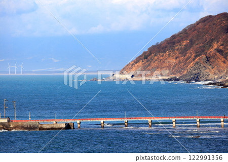 由良海灘:白色浪花拍打 由良海灘:白色浪花拍打 122991356