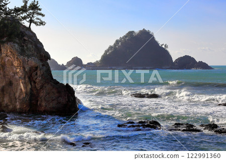 Yura Coast: White waves playing, Shiraiwa Ojin Shrine and Hakusan Island Yura Coast: White waves playing, Shiraiwa Ojin Shrine and Hakusan Island 122991360