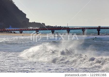 由良海灘:白色浪花拍打 由良海灘:白色浪花拍打 122991366