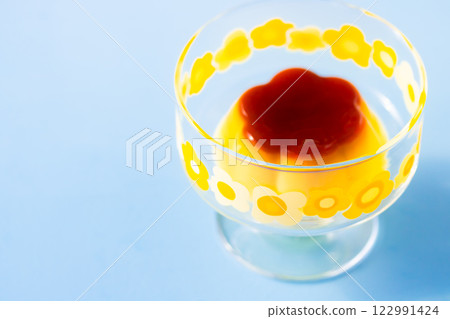 帶有流行花卉圖案和昭和復古感的玻璃布丁 帶有流行花卉圖案和昭和復古感的玻璃布丁 122991424