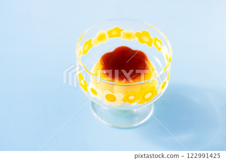 A glass pudding with a pop floral pattern and a Showa retro feel 122991425