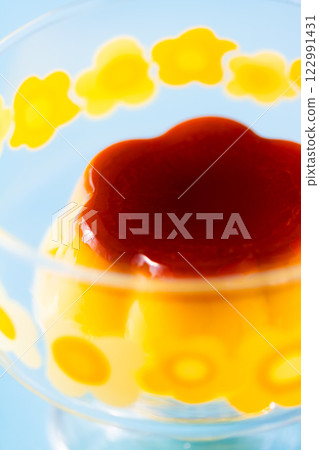 A glass pudding with a pop floral pattern and a Showa retro feel 122991431