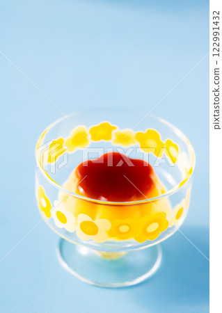 帶有流行花卉圖案和昭和復古感的玻璃布丁 帶有流行花卉圖案和昭和復古感的玻璃布丁 122991432