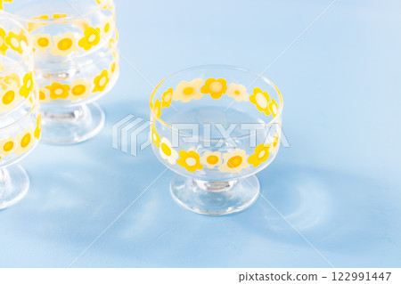 Glassware with a pop floral pattern and a Showa retro feel Glassware with a pop floral pattern and a Showa retro feel 122991447