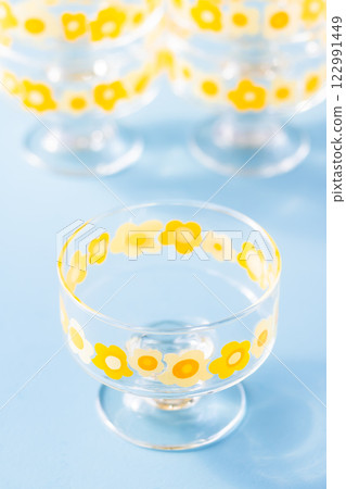 Glassware with a pop floral pattern and a Showa retro feel 122991449