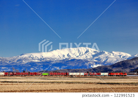 冬季的莊內平原、田園風光、貨運列車 122991523