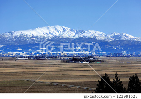 Shonai Plain in winter: Rural scenery 122991525
