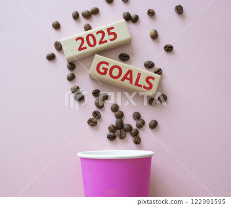 2025 Goals symbol. Concept word 2025 Goals on wooden blocks. Beautiful pink background with coffee cup. Business and 2025 Goals concept. Copy space. 122991595