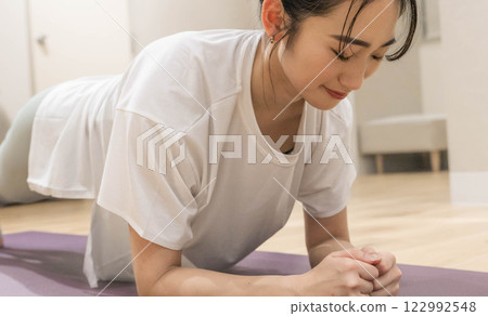 在室內健身房進行肌肉訓練的年輕女子 122992548