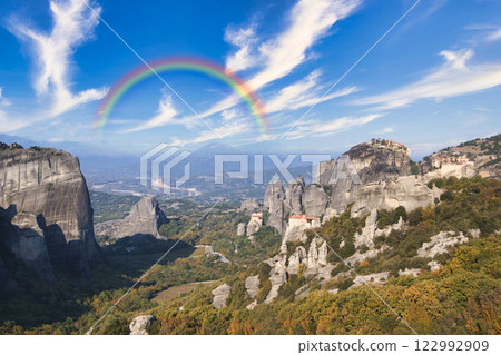 矗立在懸崖上的雄偉的邁泰奧拉修道院，世界遺產 122992909