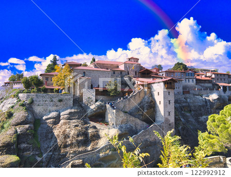 矗立在懸崖上的雄偉的邁泰奧拉修道院，世界遺產 122992912