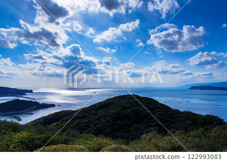 和歌山加太港沐浴在冬日柔和的陽光下。 和歌山加太港沐浴在冬日柔和的陽光下。 122993083