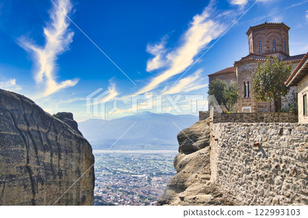 矗立在懸崖上的雄偉的邁泰奧拉修道院,世界遺產 矗立在懸崖上的雄偉的邁泰奧拉修道院,世界遺產 122993103