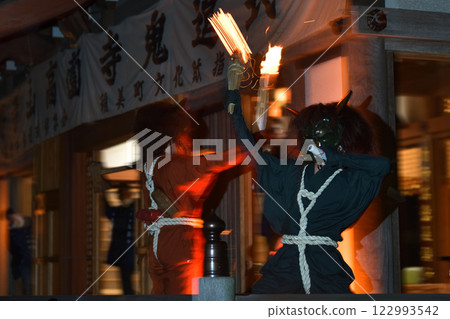 在Noderayama Kosono-ji寺舉行惡魔追擊儀式，扔松木並祈求無病的生活 122993542