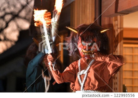 在Noderayama Kosono-ji寺舉行惡魔追擊儀式,扔松木並祈求無病的生活 在Noderayama Kosono-ji寺舉行惡魔追擊儀式,扔松木並祈求無病的生活 122993556