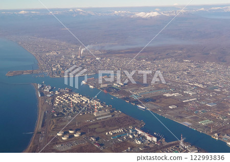 以塔魯前山等山脈為背景的苫小牧港和城市鳥瞰圖 122993836