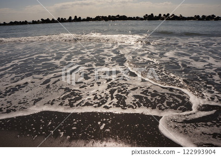 黃昏時分，海浪拍打著沙灘 122993904