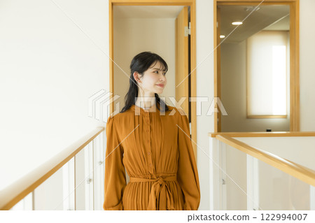 一棟客製化的房子，天花板是開放式的，一名女性 122994007