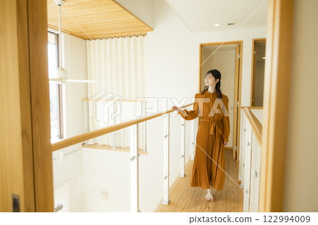 一棟客製化的房子，天花板是開放式的，一名女性 122994009