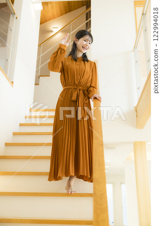 一棟客製化的房子，天花板是開放式的，一名女性 122994018