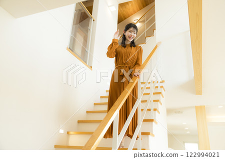 一棟客製化的房子，天花板是開放式的，一名女性 122994021