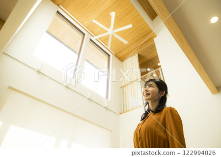 一棟客製化的房子，天花板是開放式的，一名女性 122994026