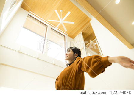 一棟客製化的房子，天花板是開放式的，一名女性 122994028