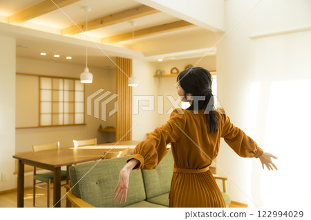 一棟客製化的房子，天花板是開放式的，一名女性 122994029