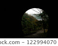 從隧道看到的秋天景色 122994070
