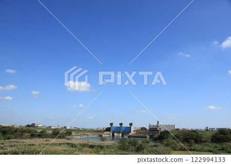 Looking up at the banks of the Edogawa River, the blue sky and clouds, Misato City Looking up at the banks of the Edogawa River, the blue sky and clouds, Misato City 122994133