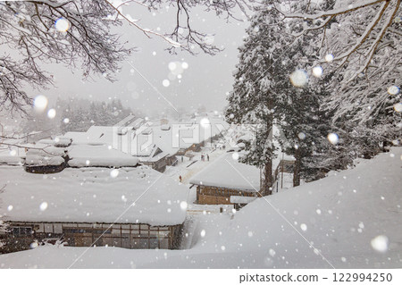 眺望白雪皚皚的大內宿 122994250