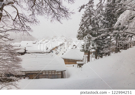 眺望白雪皚皚的大內宿 122994251