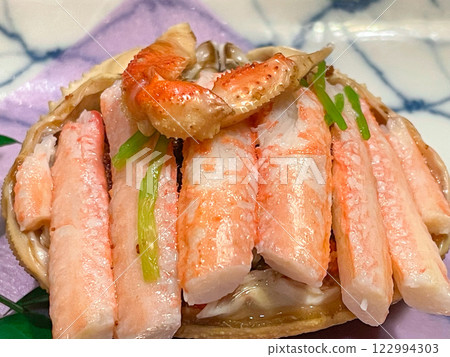 Rare hairy crab served in its shell 122994303